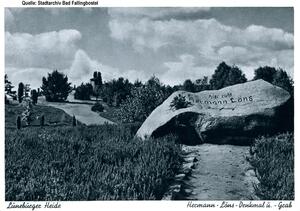 Bild vergrößern: Löns-Grab und im Hintergrund Löns-Denkmal im Tietlinger Wacholderhain