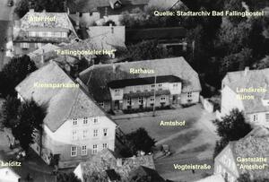 Bild vergrößern: Luftbild des Bereichs zwischen dem "Alten Hof" und der Gaststätte "Amtshof" Mitte der 1950er Jahre