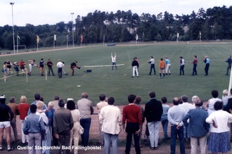Bild vergrößern: Die Mannschaften kurz vor dem Beginn des Tauziehens beim deutsch-britischen Sportfest 1985