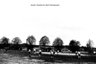 Bild vergrößern: Fußballspiel auf dem Sportplatz an der Soltauer Straße 1941